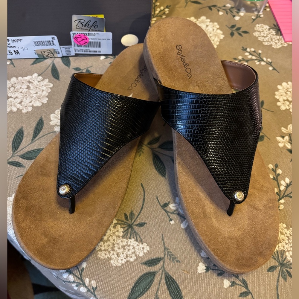 Style & Co Black Liz Thong Sandals. Size 9.5 Medium. NIB.
